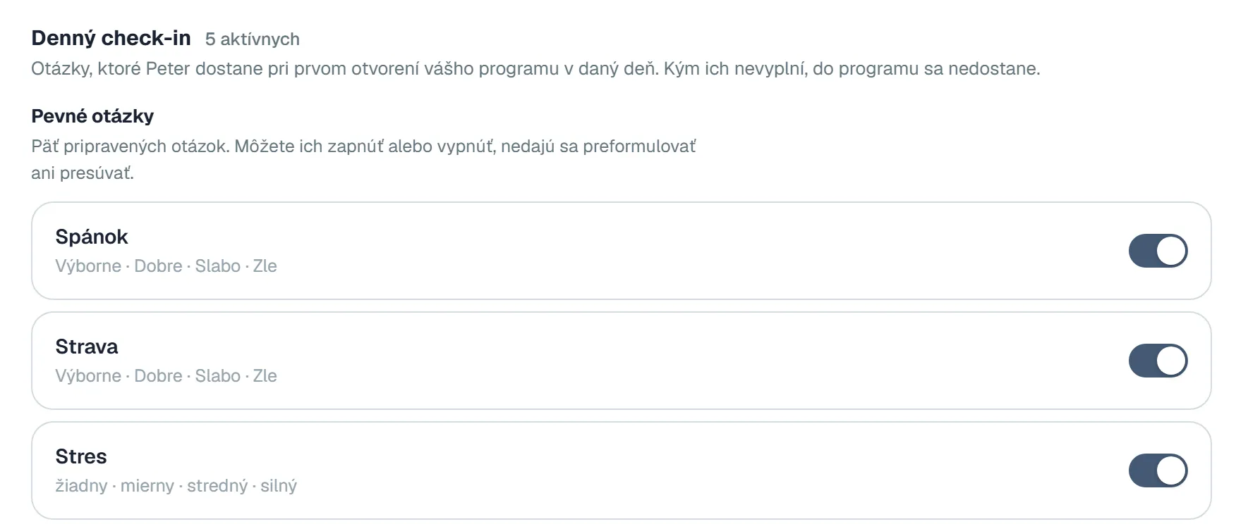 Záložka Check-in pacienta: päť pevných otázok s prepínačmi, zobrazené Spánok, Strava a Stres, všetky zapnuté.